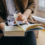 homem lendo livro para ilustrar texto sobre importância da leitura em nossas vidas