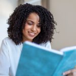 mulher lendo para ilustrar texto sobre livros para liderança