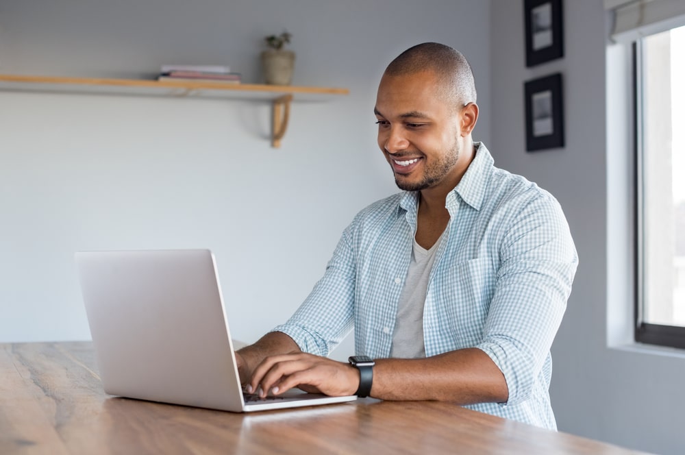 homem com notebook para ilustrar texto sobre mensagem de final de ano para equipe de trabalho