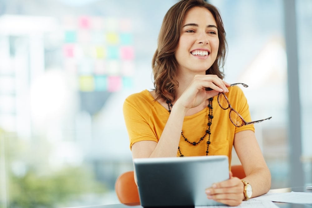 mulher sorrindo para ilustrar texto sobre mindset empreendedor