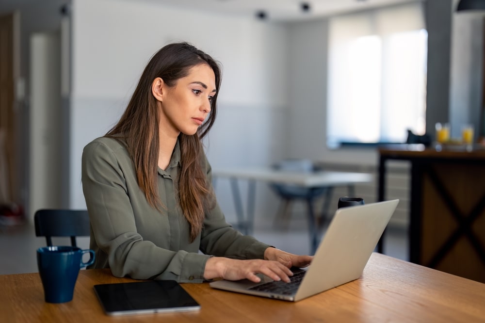 mulher digitando para ilustrar texto sobre como responder um e-mail educadamente