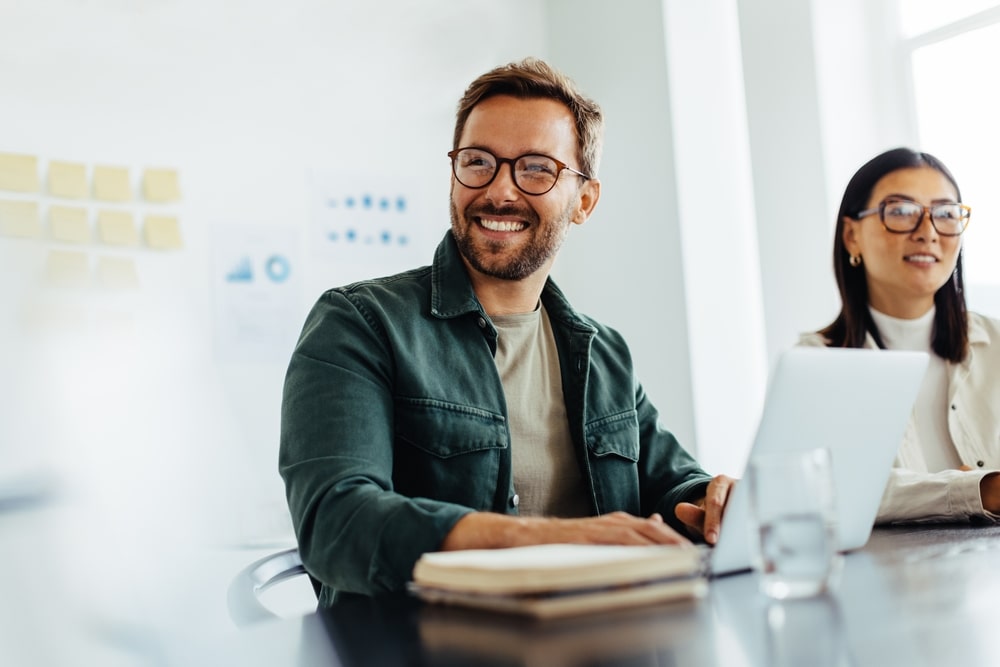 homem sorrindo para ilustrar texto sobre trabalhar com o que gosta