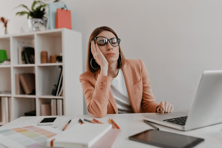 mulher com expressão de cansada para ilustrar texto sobre ambiente de trabalho tóxico