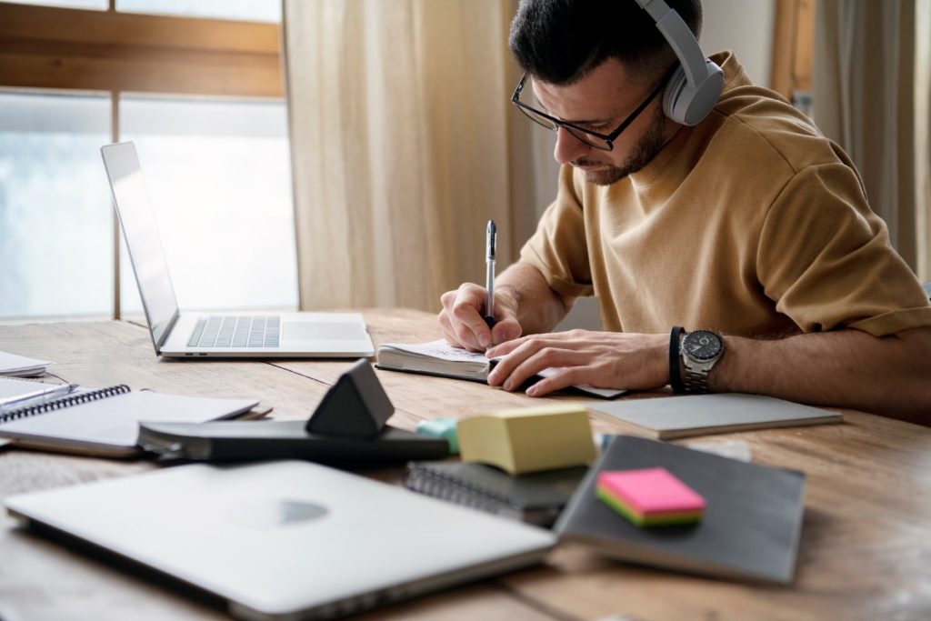 homem estudando para ilustrar texto sobre atualização profissional