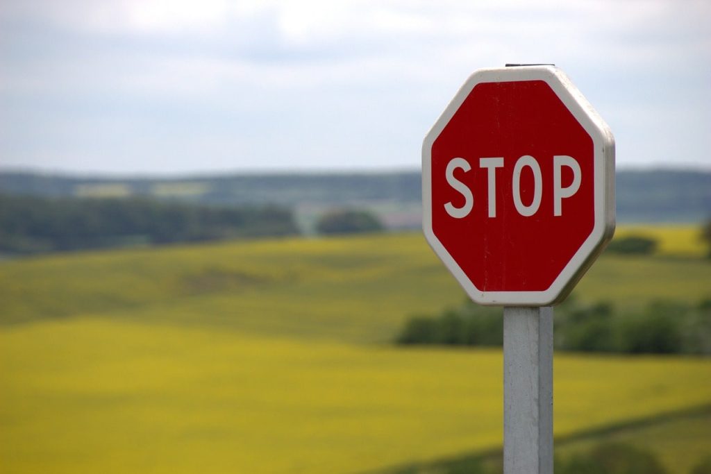 placa de trânsito STOP para ilustrar texto sobre desvio comportamental no trabalho