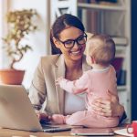 mãe e filha para ilustrar texto sobre mães no mercado de trabalho