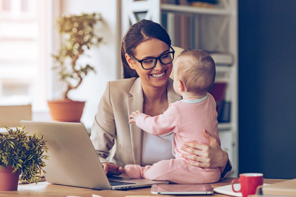 mãe e filha para ilustrar texto sobre mães no mercado de trabalho