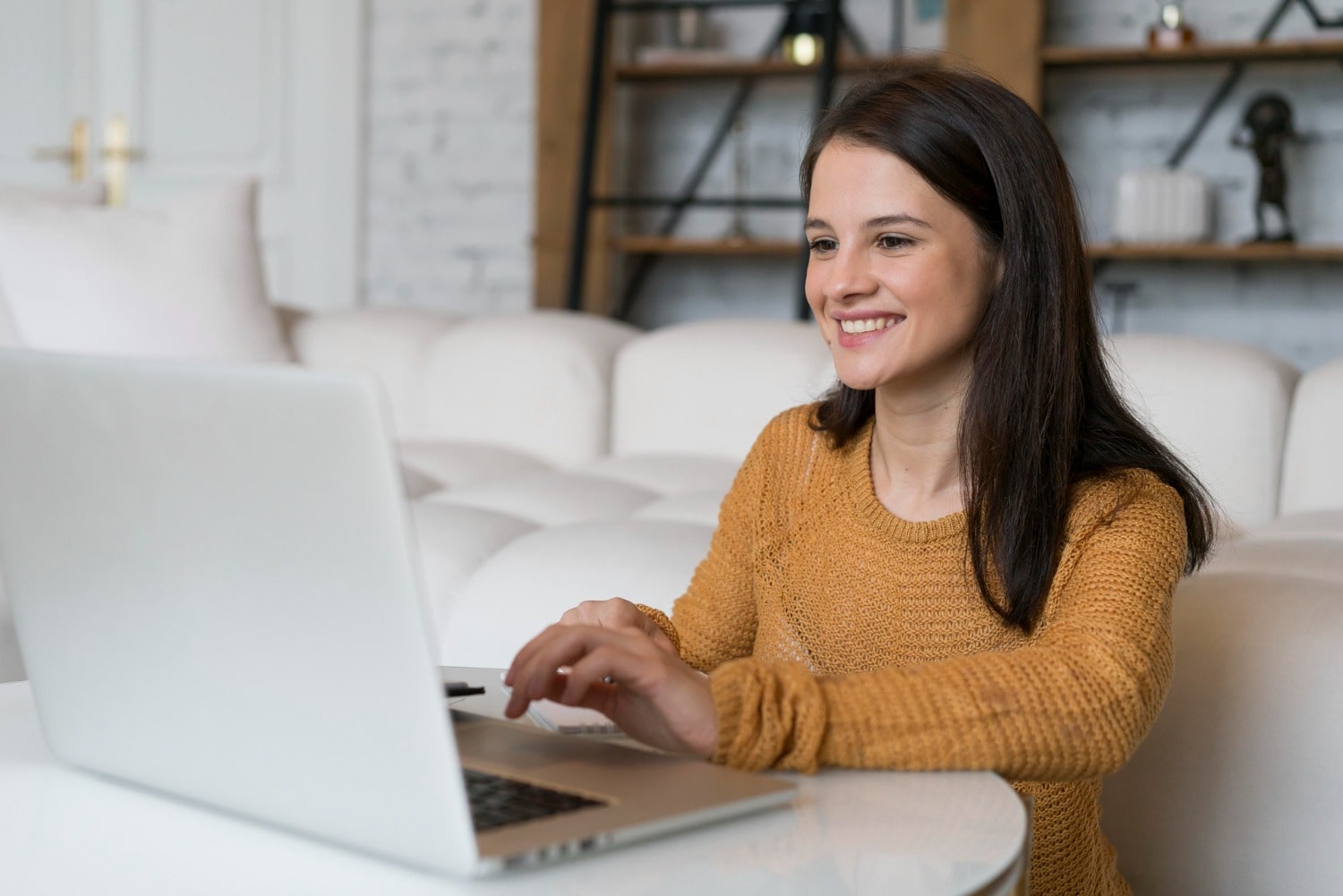 mulher estudando para ilustrar texto sobre materiais de apoio para aprendizagem