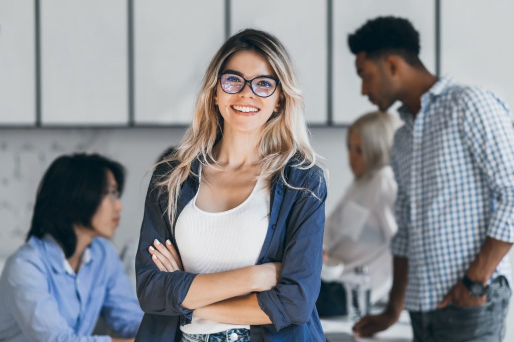 mulher no ambiente de trabalho para ilustrar texto sobre o que é carreira