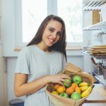 mulher com frutas na mão para ilustrar texto sobre Aulas de pós-graduação com demonstrações práticas