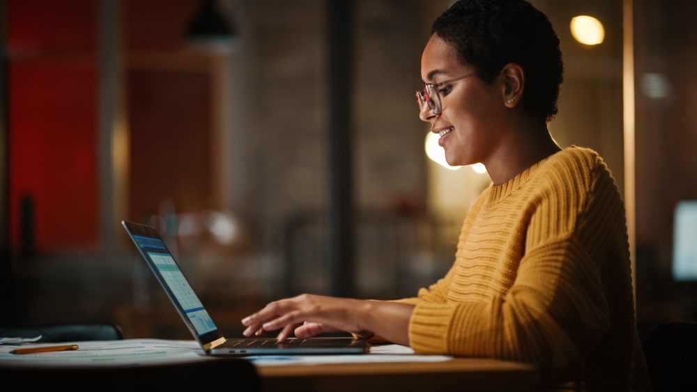 mulher com notebook para ilustrar texto sobre autodesenvolvimento profissional