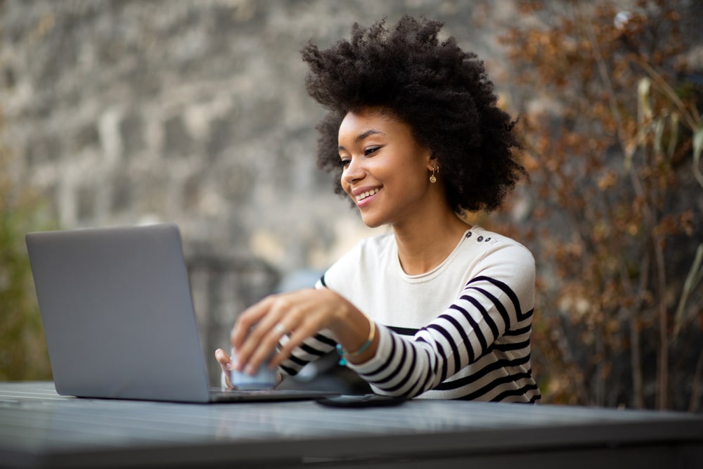 mulher feliz para ilustrar texto sobre motivação diária no trabalho