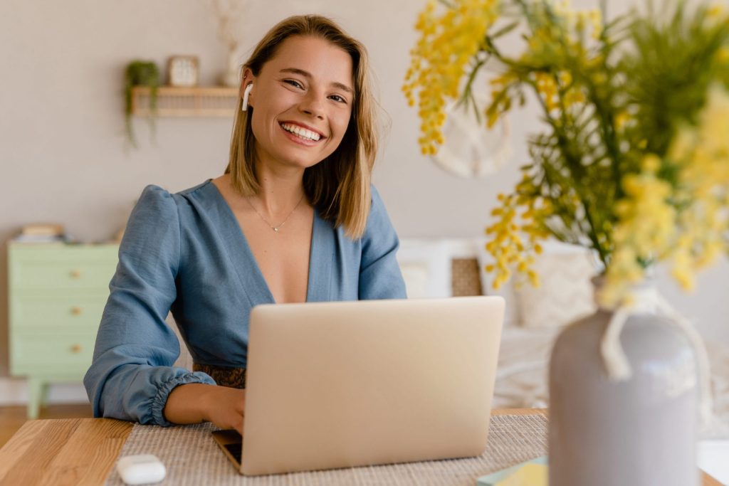 mulher estudando online para ilustrar texto sobre onde fazer pós-graduação