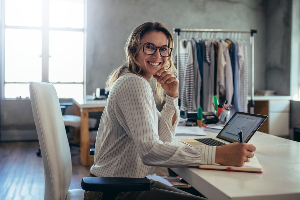 empreendedora com notebook para ilustrar texto sobre pós-graduação em empreendedorismo