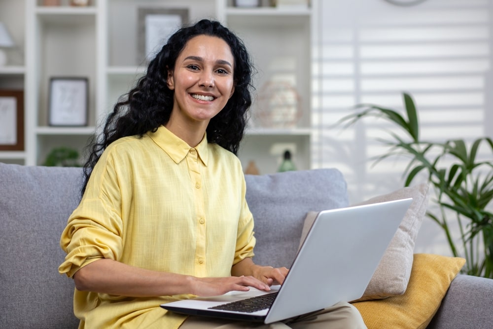 mulher estudando online para ilustrar texto sobre serviços oferecidos