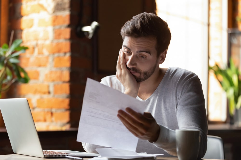 homem com expressão de preocupado para ilustrar texto sobre solucionador de problemas