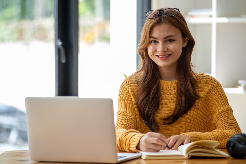 mulher com notebook para ilustrar texto sobre suporte durante a pós-graduação online