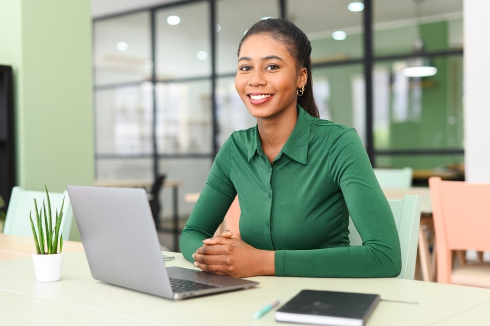 mulher no trabalho com notebook para ilustrar texto sobre especialização em 4 meses