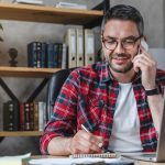 homem com telefone para ilustrar texto sobre Posso ligar na empresa para saber se passei na entrevista