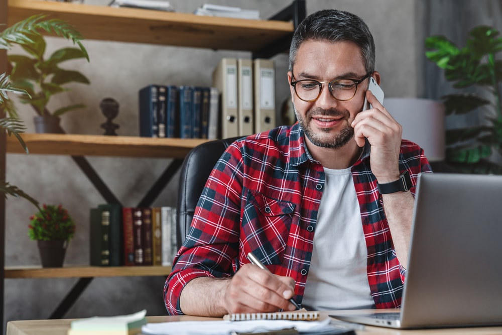 homem com telefone para ilustrar texto sobre Posso ligar na empresa para saber se passei na entrevista