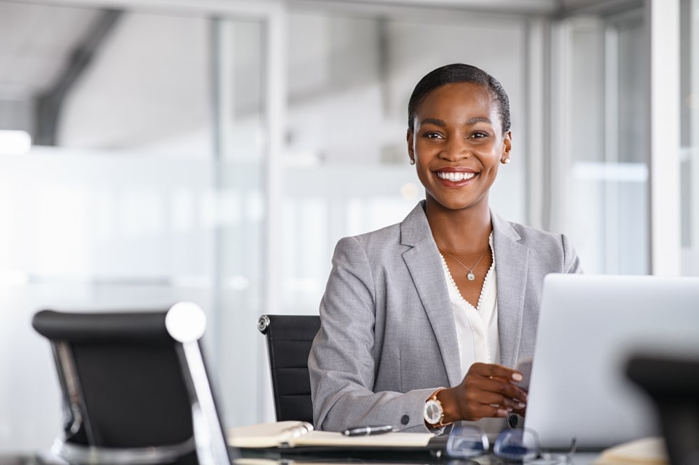 mulher no trabalho para ilustrar texto sobre marketing pessoal na entrevista de emprego