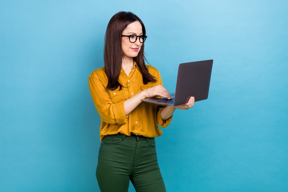 mulher com notebook para ilustrar texto sobre pós-graduação em Gestão de Facilities