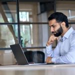 homem em entrevista de trabalho