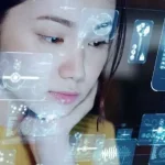 moça vendo tela com símbolos digitais