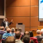 palestrante em auditório mostrando gráfico