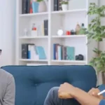 psicólogo com menino em consulta