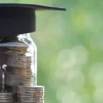 vidro de moedas com mini capelo em cima