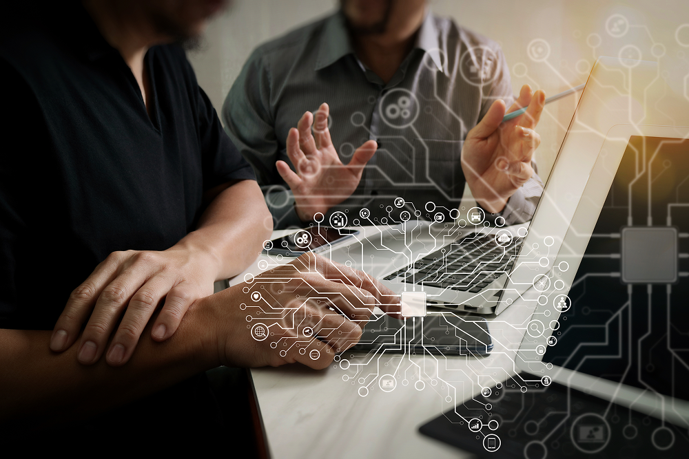 O poder da Inteligência Artificial para potencializar seus resultados 3 Colegas de trabalho utilizando inteligência artificial no trabalho.