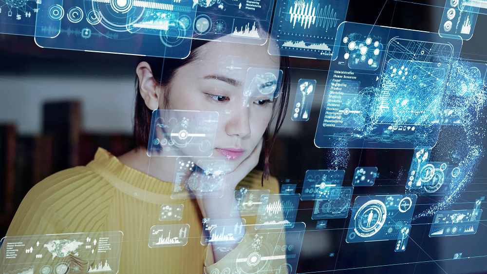 O poder da Inteligência Artificial para potencializar seus resultados 2 Mulher usando inteligência artificial para estudar.