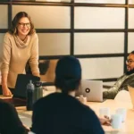 mulher líder em reunião com equipe
