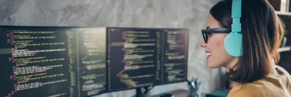 moça analisando dados