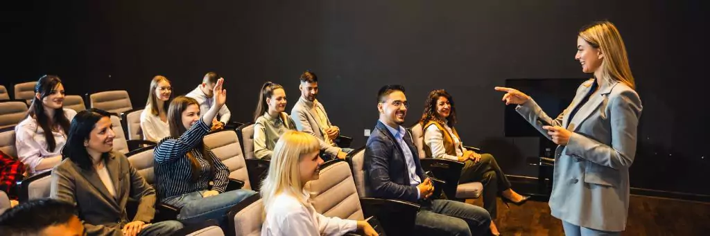 palestrante em palestra com auditório