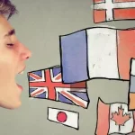 rapaz com fones de ouvido e bandeiras desenhadas de vários países a seu lado