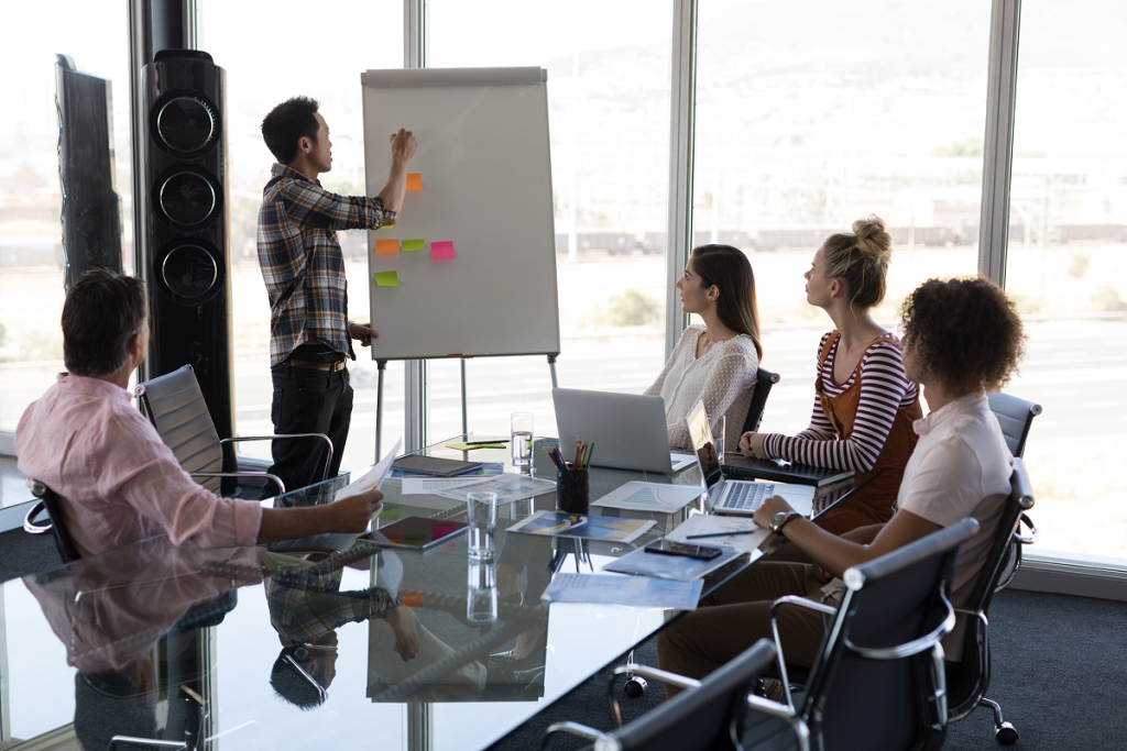 Reunião entre colegas de trabalho.