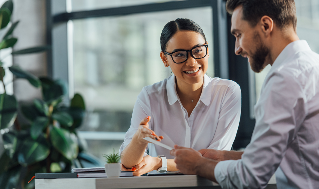 Profissionais conversando no trabalho. Bilinguismo.