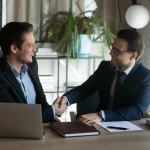 Profissionais bilingues em entrevista de emprego.
