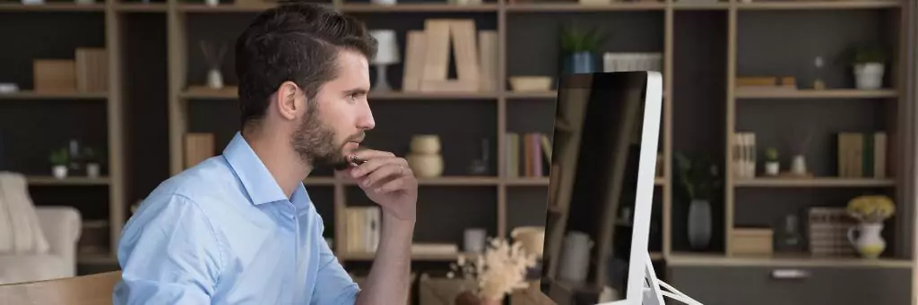 homem olhando para o computador