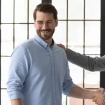 líder de equipe apertando a mão de colega em reunião