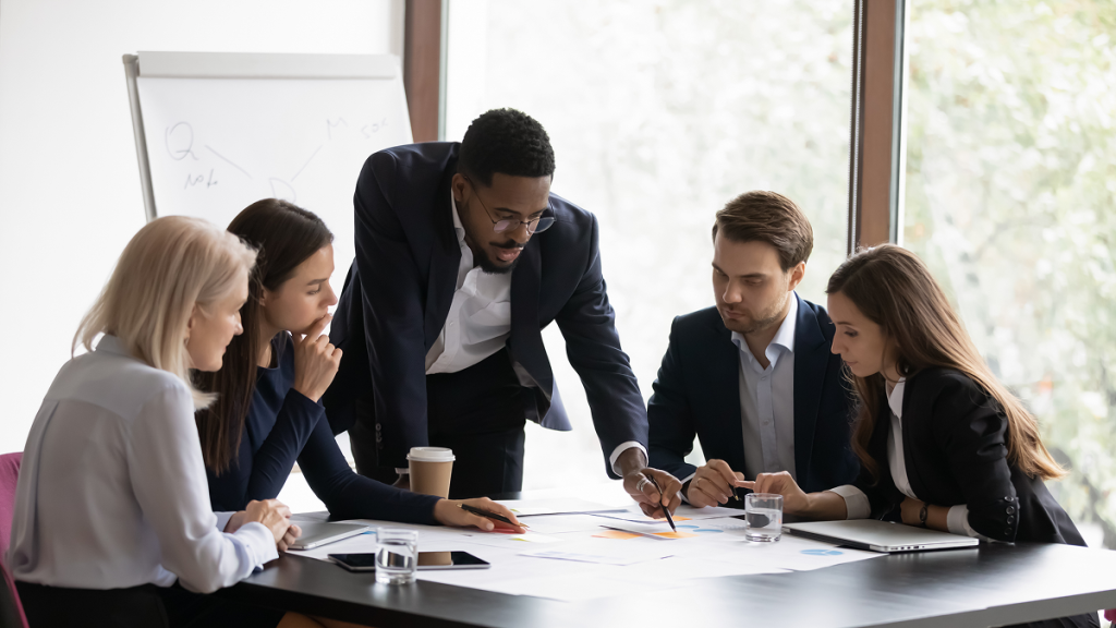 Reunião de trabalho em um escritório. como se destacar em reuniões.