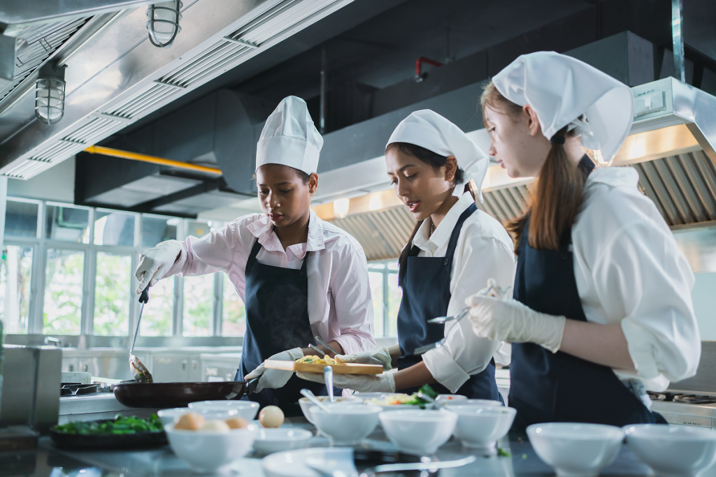 Estudantes de gastronomia cozinhando. Qual a diferença entre dom e talento.