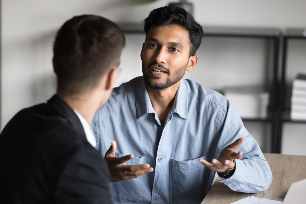 Homem conversando com entrevistador. aprovação em entrevistas de emprego.