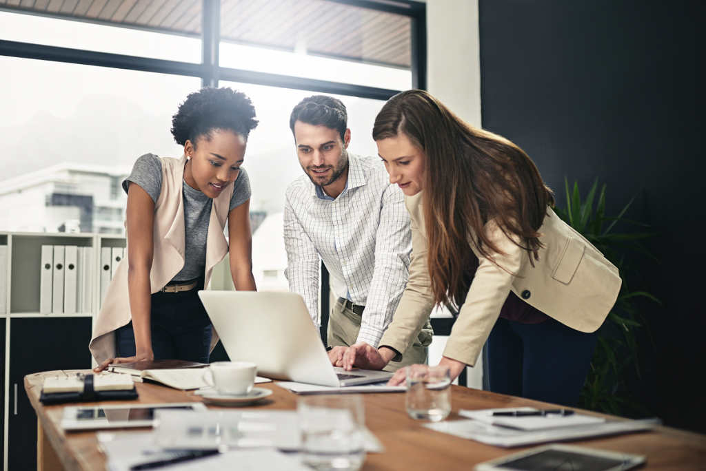 Colegas de trabalho em escritório. Como passar confiança para uma pessoa.