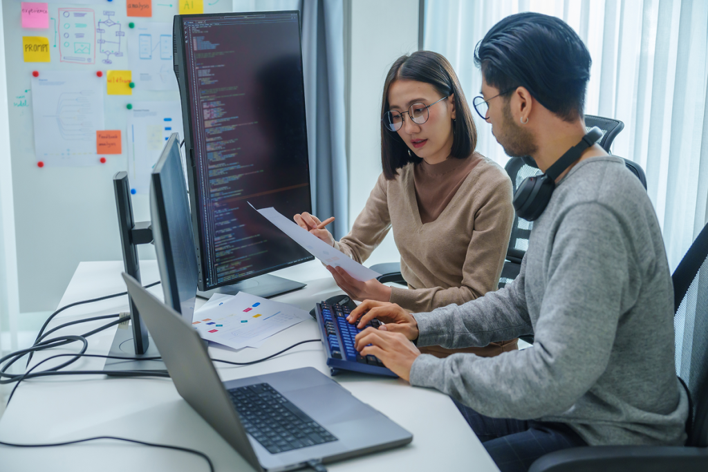 Colegas de trabalho em escritório. Como passar confiança para uma pessoa.