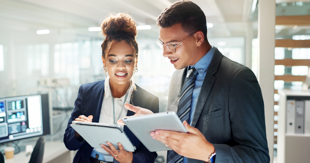 Colegas de trabalho conversando e trabalhando juntos. Como confiar em alguém no trabalho. 