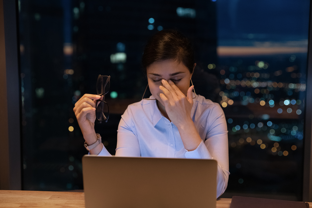 Como lidar emocionalmente com as mudanças profissionais? 1 Mulher preocupada no trabalho com mudanças profissionais.